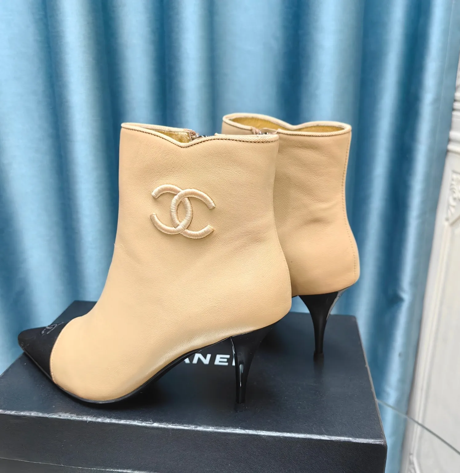 👟👟Ex-factory price 700👟👟Chanel 24B new pointed toe double C embroidered short boots Super handsome shoe shape😎 Cowhide upper, sheepskin lining, genuine leather outsole, 8cm heel height, Size: 35-39, other sizes can be customized